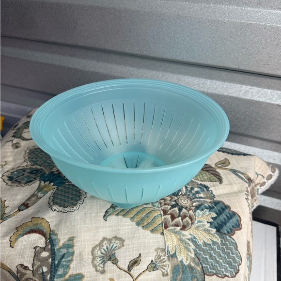 Tupperware Blue Colander - Picture 1 of 2